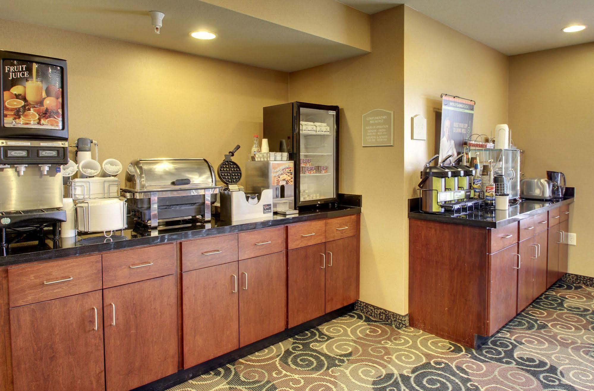 Cobblestone Inn & Suites - Hartington Екстериор снимка